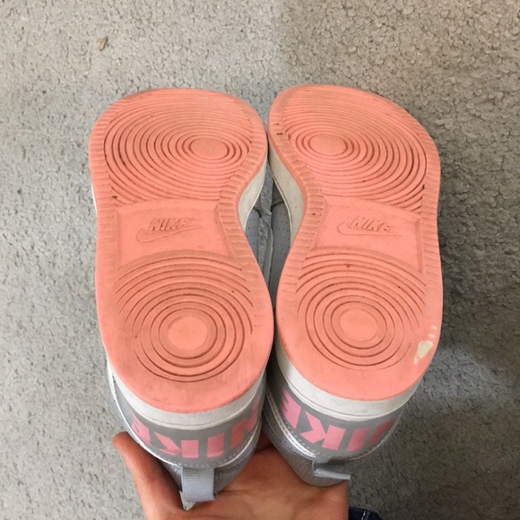 💕Nike girls gray leather shoes sz 6.5 Y awesome💕 - Picture 8 of 8